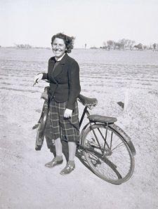 File:Photo of Hedda Morrison.jpg