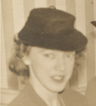 sepiatone gambar seorang wanita muda berkulit putih yang mengenakan lipstik gelap dan riang topi 3/4 view