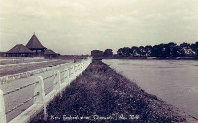 File:Dukes Meadows New Promenade and Bandstand 1926.jpg