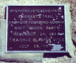 Plakat dengan kata-kata: Stephens (Stevens) Lulus Emigrant Trail. Stephens-Townsend-Murphy, pertama wagon pesta, 24 oktober 1844. T. R. A. S. H.-E Clampus Vitus. Juli 15, 1979