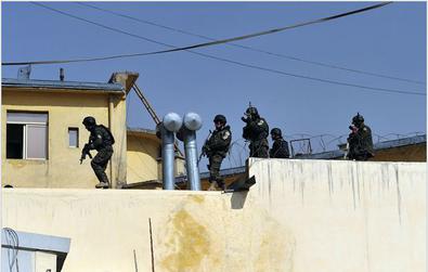 File:Afghan police on roofs during kabul feb 09.JPG