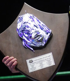 File:Leyenda de Plata trophy.jpg