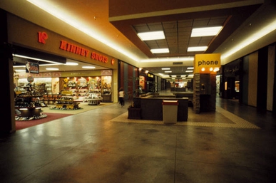 File:Everett Mall interior, June 1975.jpg