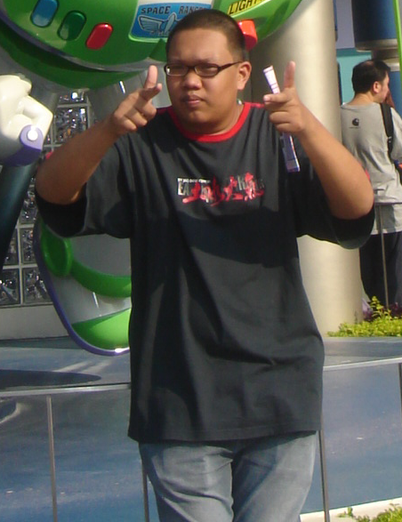 File:Ian in HKDisneyland.PNG