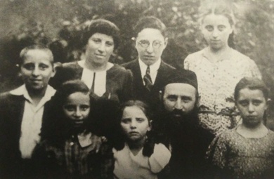 File:Rabbi Shlomo Harkavy with his wife and children.jpg