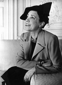 File:Elsa schiaparelli 1937.jpg