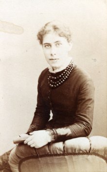 Agnes Bell Collier saat menjadi mahasiswa di Cambridge, sebuah foto yang diambil tahun 1881 oleh G. Higginson Poligon Studio, Bowdon, Cheshire.