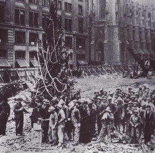 The first tree at Rockefeller Center made its debut during the Great Depression on Christmas Eve, 1931. 