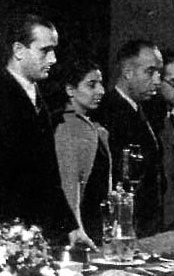 Irene Falcón, Vicente Uribe ve Planelles'in Moskova'daki bir PCE toplantısında iki yanında, 1940.jpg
