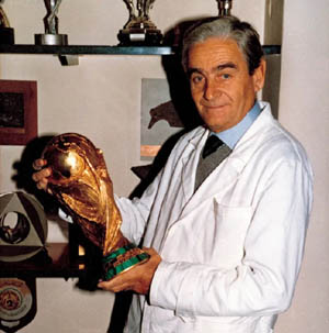 File:Silvio gazzaniga with fifa trophy.jpg