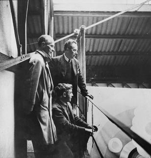 File:Léopold Survage (left) with Robert Delaunay and Albert Gleizes prior to L'exposition universelle de 1937.jpg