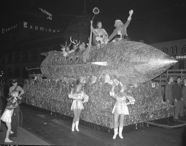 File:XmasParadeLA,1940.jpg