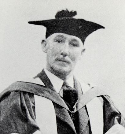 File:Tracy philipps, hon. doctorate.jpg