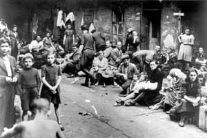 File:Holocaust survivors, Kielce, 1946.jpg