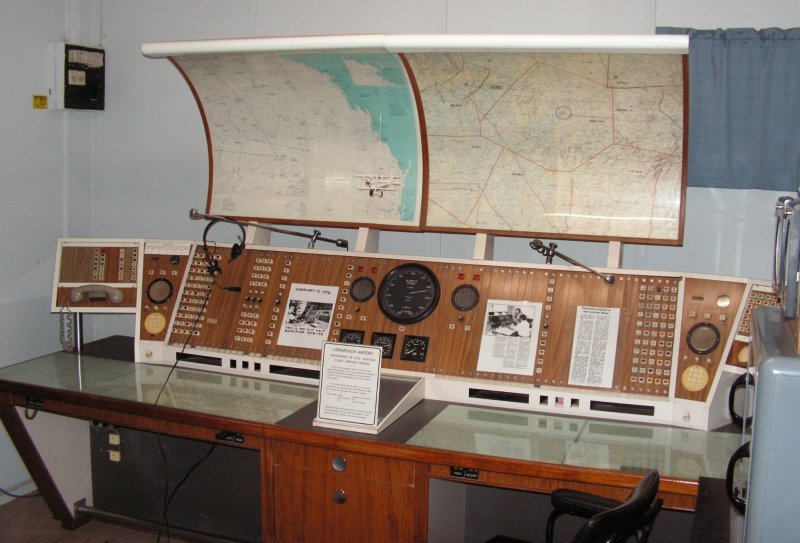 File:Longreach Flight Service console.jpg