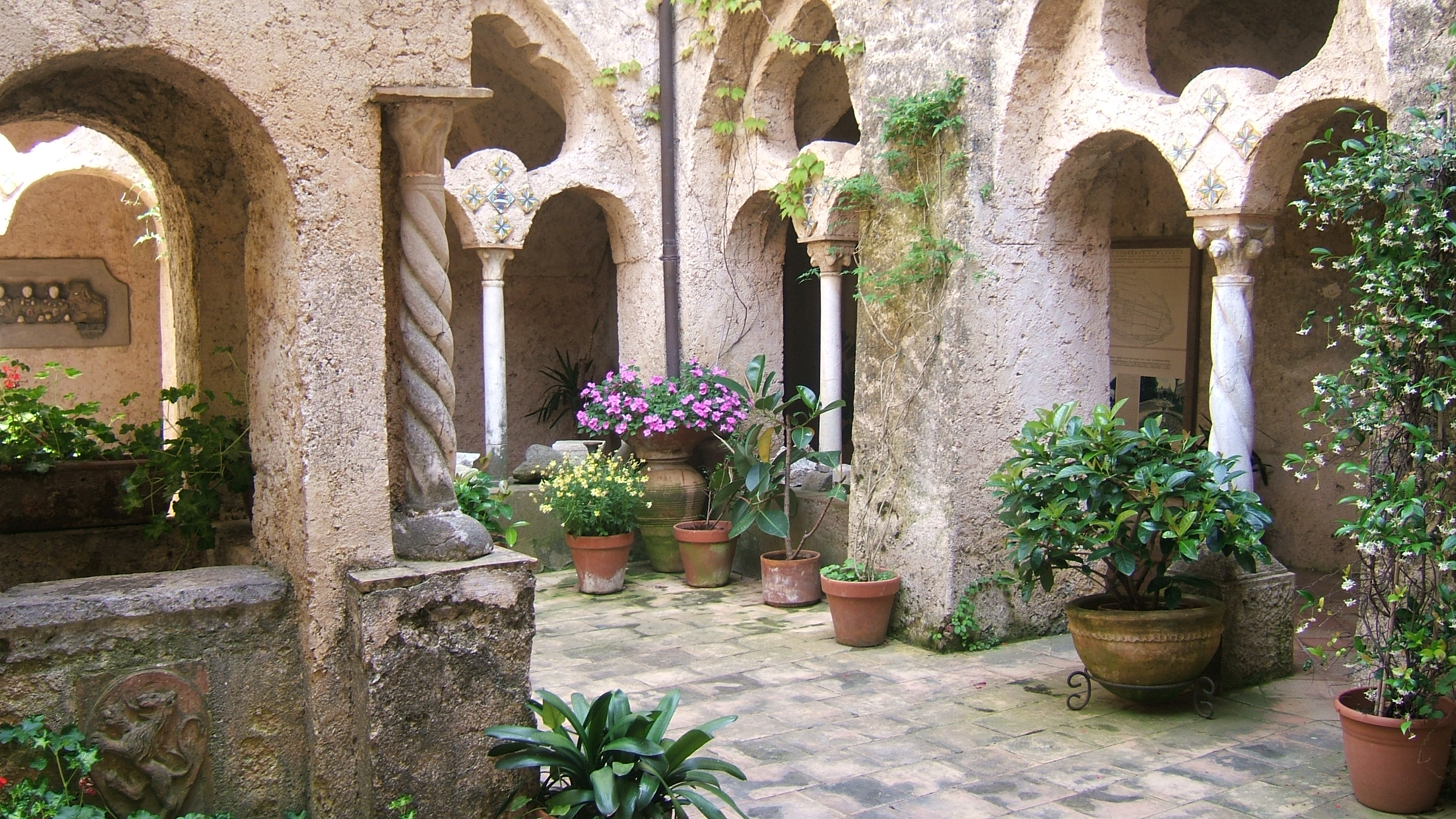 Villa_cimbrone_courtyard.jpg