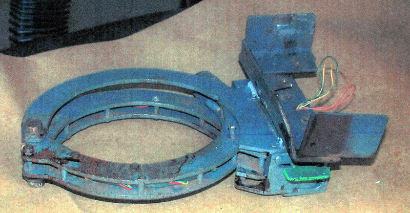 File:Triple-banded metal collar device.jpg
