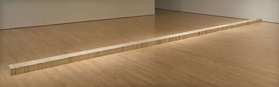 File:Carl Andre Lever 1966 137 firebricks 11.4 x 22.5 x 883.9 cm horizontal.jpg