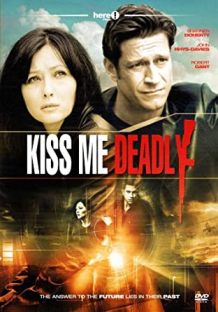 Couverture de DVD pour Kiss Me Deadly (film de 2008), film d'action-thriller américain de 2008 conçu pour la télévision.jpg