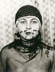 File:Gertrud Arndt, Mask portrait, Dessau 1930, No 13.jpg