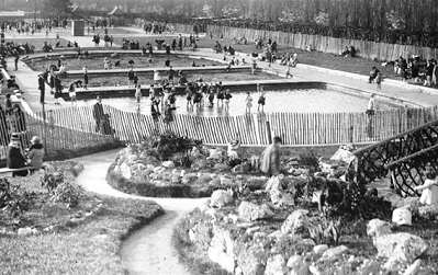 File:Dukes Meadows Paddling Pools in use soon after 1926.jpg