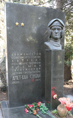 File:Amet-khan Sultan Grave, 2011.jpg