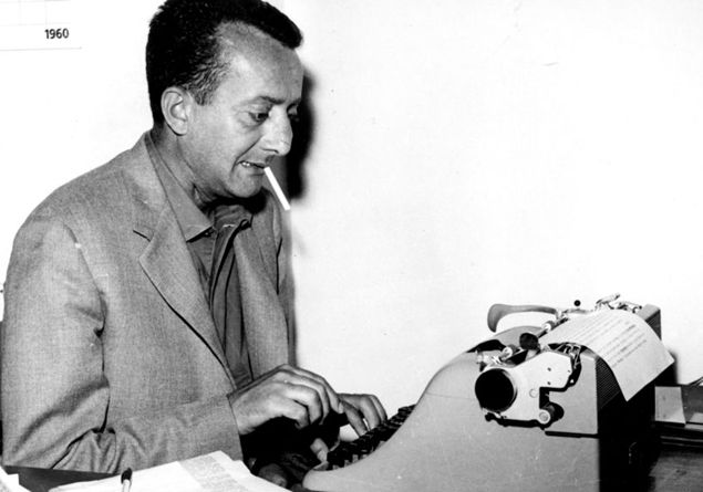 File:De Mauro at work.jpg