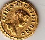 Zbožštěný Nigrinian na reprodukci starověké mince.