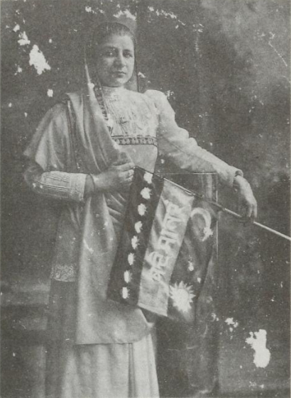 File:Madame Cama with Stuttgart Flag1907.jpg