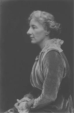 File:Lucy Deane Streatfeild 1918.jpg