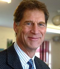 <span class="mw-page-title-main">Simon MacCorkindale</span> British actor (1952–2010)