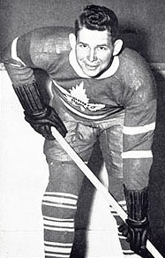 Фотография Джорджа Парсонса в униформе Toronto Maple Leafs, позирующего с хоккейная клюшка 