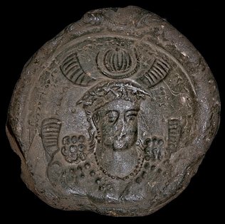 Seal of "lord Uglarg, the King of the Huns, the great Kushanshah, the Afshiyan of Samarkand" (Bactrian: βαγο ογλαρ(γ)ο – υονανο þ(α)ο οα(ζ)-αρκο κο(þανοþ)[αοσαµαρ] /-κανδο – αφþιιανο). This ruler has "characteristic features identifying him as a Kidarite".[57] Private collection of Aman ur Rahman.[58][59][60]