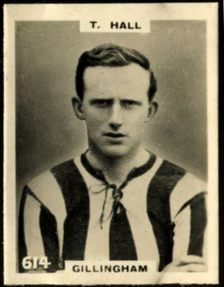 File:Tommy Hall Pinnace cigarette card 1922.jpg