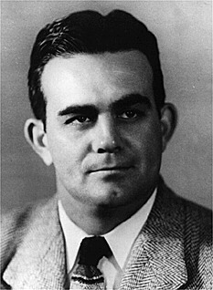 <span class="mw-page-title-main">Bowden Wyatt</span> American football player, coach, and athletic director (1917–1969)