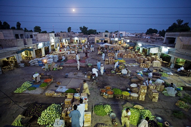 File:Layyah fruit vegetable market.jpg