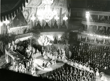 File:Chandelier RAH great gala May 1962.jpg