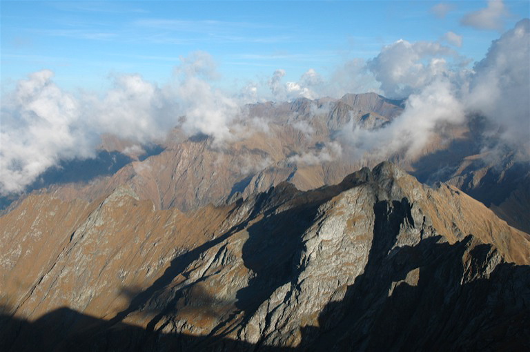 File:PeaksInFagaras Moldoveanu.jpg