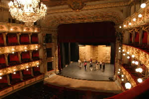 File:Picolontheaterj.jpg