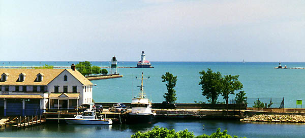 File:ChicagoPierBreakwaterLight.jpg