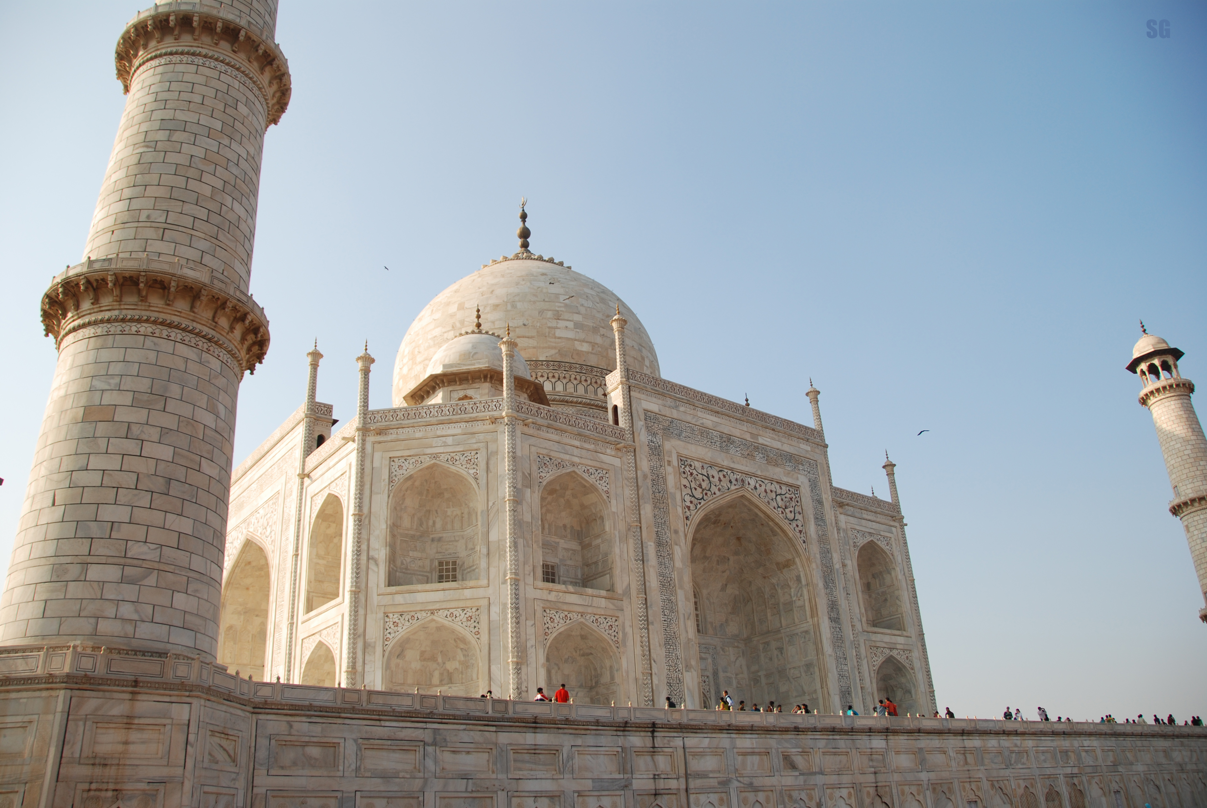 File:Side View of the Taj 2.jpg - Wikipedia