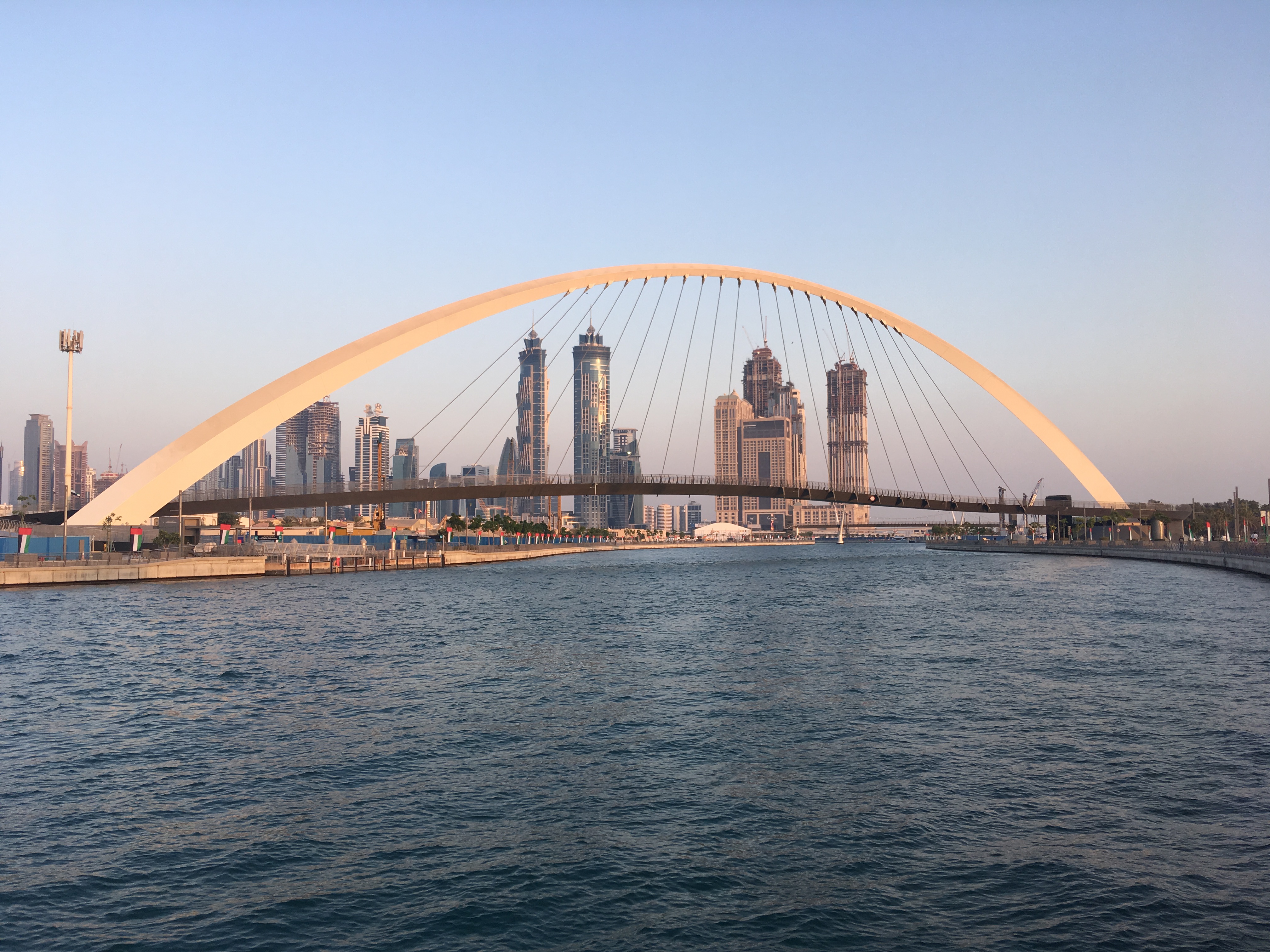 Погода в дубае вода и воздух. Район Дубай ВОТЕР канал. Dubai Water canal Bridge.