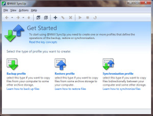 @MAX SyncUp скриншоты: Microsoft Windows терезесінде меню-панельдер және құралдар тақтасы бар, мәтінді жоғарыда «Жұмысты бастау» тақырыбы бар «@MAX SyncUp пайдалануды бастау үшін сізге сақтық көшірмені, қалпына келтіруді немесе қалпына келтіру жұмысын анықтайтын бір немесе бірнеше профиль жасау керек. үндестіру. « Төменде «Негізгі ұғымдарды оқыңыз» деген көк мәтін, одан кейін «Жасағыңыз келетін профиль түрін таңдаңыз». Профильдің үш белгішесі бар: біреуінде «Сақтық көшірме профилі: егер компьютерден файлдарды басқа мұрағат қоймасына көшіргіңіз келсе, осы түрді таңдаңыз.» Дегенді көрсететін жасыл көрсеткі, екіншісі «Профильді қалпына келтіру: егер файлдарды кейбір архивтік қоймадан компьютерге көшіргіңіз келсе », ал екі көрсеткісі бар біреуін« Синхрондау профилі: егер сіз компьютер мен басқа жад арасында екі бағытта көшіргіңіз келсе, осы түрді таңдаңыз ».