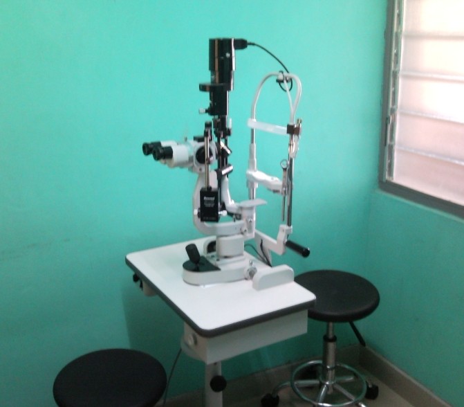 File:Slit lamp in a clinic at Suhum Ghana.jpg