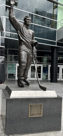 <span class="mw-page-title-main">Statue of Wayne Gretzky</span> Sculpture in Los Angeles, California, U.S.