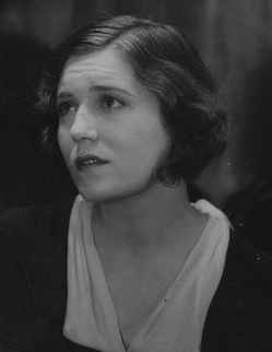 File:Snefrid Aukland in the 1931 film Velké křtiny.jpg