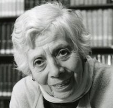 foto de uma mulher branca mais velha com cabelo curto inclinando a cabeça e olhando diretamente para a câmera