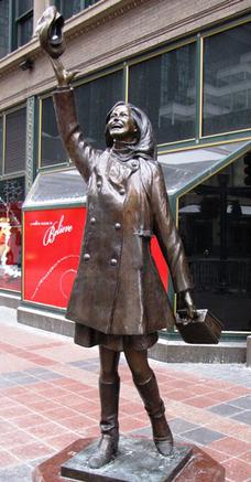 A statue, designed by Gwen Gillen, at Nicollet Mall in Minneapolis replicates the tam o' shanter-tossing image that opened The Mary Tyler Moore Show.[99]