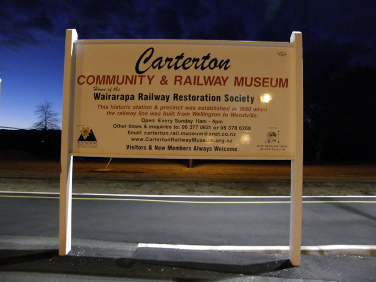 File:Carterton railway station sign 2008.JPG