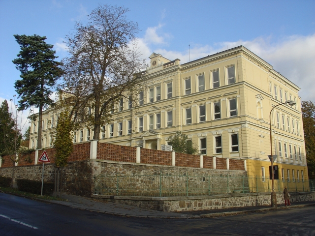 File:Gymnasium in Kadaň.jpg